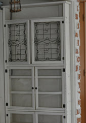 3. 一番上の扉には１００円ショップのアイアンフレームを木製フォトフレームにくっつけたものを使用。