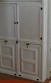 5. 下の扉には扉には１００円ショップのフレームだけ使い裏にベニヤ板を張り付けたものを使用。