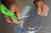 2. プラスチックボトルの底の部分を丸く切り取ります。