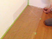 3. 床に塗料が付かないように、マスカーを使って床を養生します。