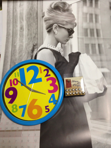 1. ポスターといらない時計、セリアで買ってきたアンティークのプッシュピンです、時計を分解して針と機械だけ取り出します。