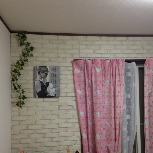7. 今の私の部屋。ポスター時計を取り付けた周りに発泡スチロールのレンガ壁をペタペタ貼り付けたのでかなりアンティーク風の部屋になりました！