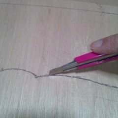 3. ベニヤ板に紙を置いて鉛筆でなぞったら、カッターで切る。あせらずゆっくり何度か繰り返す。