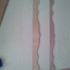 4. 切った板をガイドにして 後ろにはみ出す部分をもう一枚作る。（2セット)家具に接着する厚さを見て、今回は裾部分のみの細めにしました。 木工用ボンドで少しずらして貼り付けます。