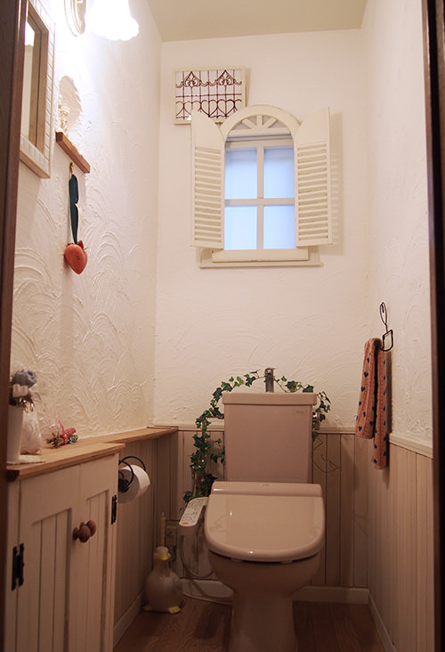 完成 漆喰壁と腰板のおかげで　とても明るいトイレ空間になりました。 収納とカウンターも便利に使っています。