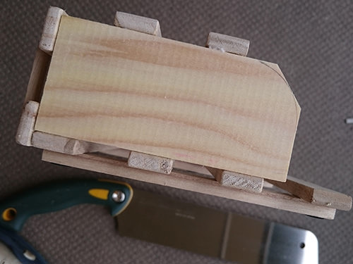 STEP.3 切ったすのこを、下側と前側に貼り付けます。 サイドの板は斜めにカット。