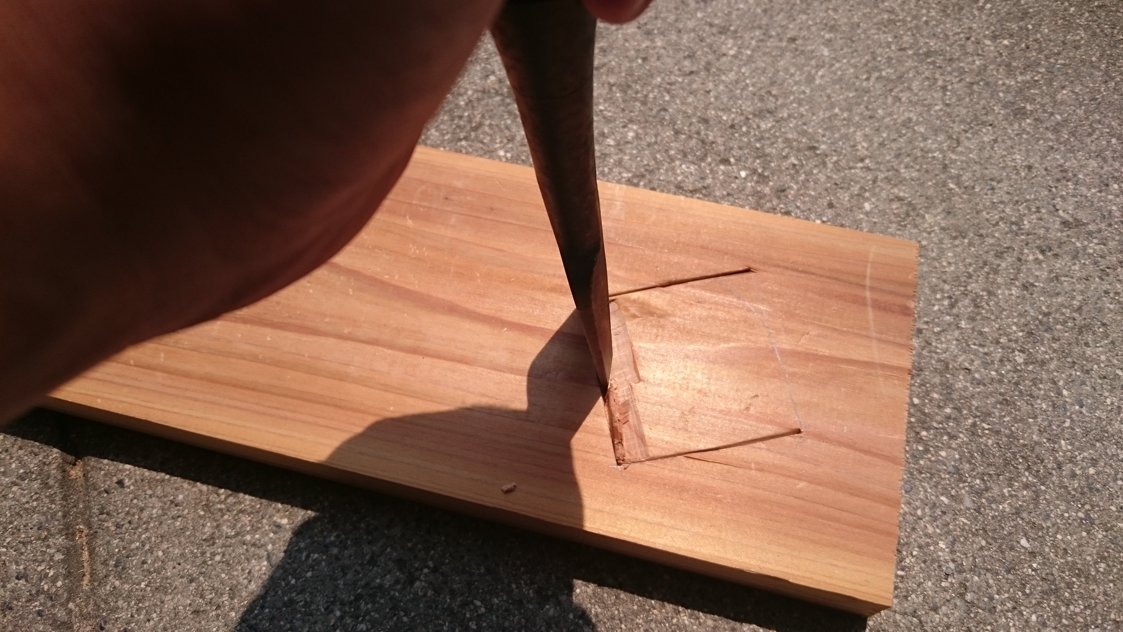 1. ノミで杉板に４５ｍｍの正方形の穴をあけます。 いきなり墨のラインで彫っちゃってますが、本当は最初に墨の少し内側で彫ってから仕上げに墨のラインで削ると綺麗にあけれます。